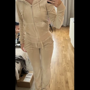 Juicy set - Juicy set i nyskick, i färgen brazillian sand. Priset går att diskutera vid snabb affär 