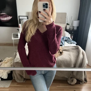 Tröja  - Otroligt skön och mjuk tröja, storlek M men ganska liten i storleken skulle jag säga, brukar ha S vanligtvis, dock väldigt stretchig. Bra kvalité och fint märke 💓