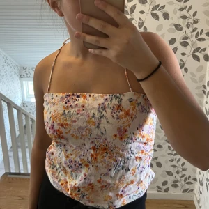 Linne blus - Fin blus i linne, resor på ryggen! Banden kan man justera beroende på hur högt respektive lågt man vill ha de 🥰storlek M