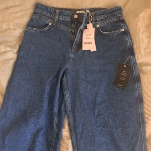 Jeans  - Jeans med slits. Säljer pga inte passar mig