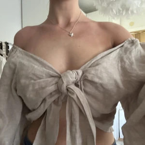 Linnetopp med knytning - Säljer denna topp då jag beställde fel storlek, justerbar i axlar och knytning fram💓💓