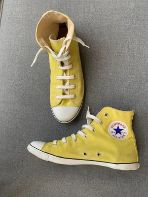 Converse 39 - Superfina gula (antagligen fejk) Converse thin sole i strl 39. Använda men fortfarande i bra skick! Fick just veta att de nog är fejk. 😏Visste inte det när jag köpte dem. Så jag har sänkt priset. 💛