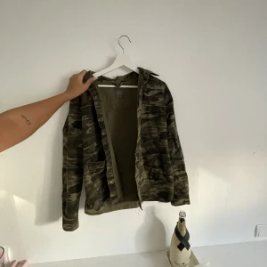 Camouflage Jacka - Säljer min coola höst/vår jacka, Hoppas att den kommer till användning igen 🫶