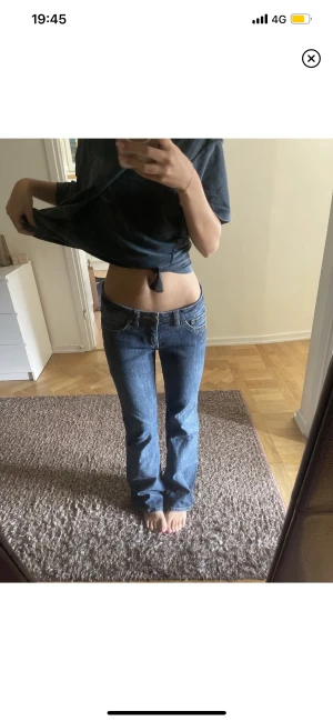 lågmidjade jeanse  - aldrig använt köpt i köpenhamn och dom är för stora på mig därför jag säljer 