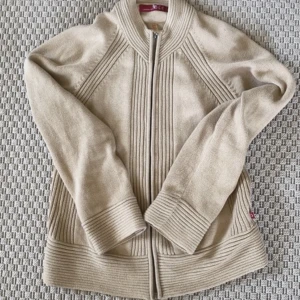 beige zipup hoodie - passar s-m, bra material och kvalitet 