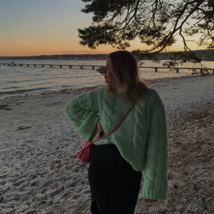 Stickad tröja - Säljer min fina stickade tröja i färgen grön! Från Nakd XXS/XS men väldigt oversized 😍