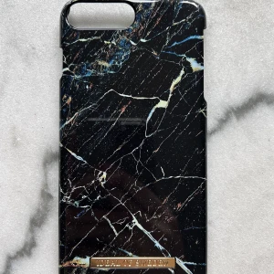 Mobilskal iPhone 6/6S/7/8 Plus - Mobilskal i svart/guld marmor från Ideal of Sweden. Endast använd ett fåtal gånger så är som i nyskick. Passar till iPhone 6/6S/7/8 Plus. Nypris: 399kr.