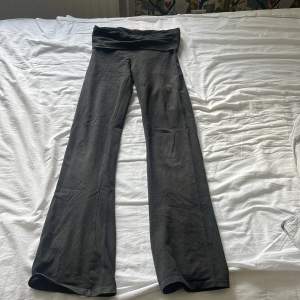 As snygga yoga pants från Victoria secret köpa för ett par år sedan! Har en liten fettfläck men syns bara i solljus💖 Innerbenslängden: 78cm  Midjemått:32cm men stretchiga!  Endast Intressekoll!