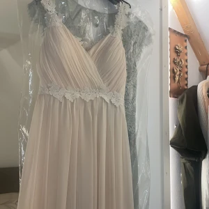 Bal klänning  - Klänning som använts under ett tillfälle inga skador som helt ny köpt för 1800,den har öppen rygg och andra bilden visar att den är lång❣️den är lite för lång på mig som är 165