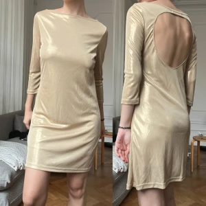 guldig klänning - storlek S. helt ny & oanvänd. möts i stockholm eller fraktar :)