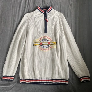 Gant zip hoodie - Säljer nu en schysst och skön stickad gant zip hoodie! Haft tröjan i ungefär 1,5 år! Den har kommit till användning ibland men inte så ofta. För mer info eller frågor är det bara att skriva!