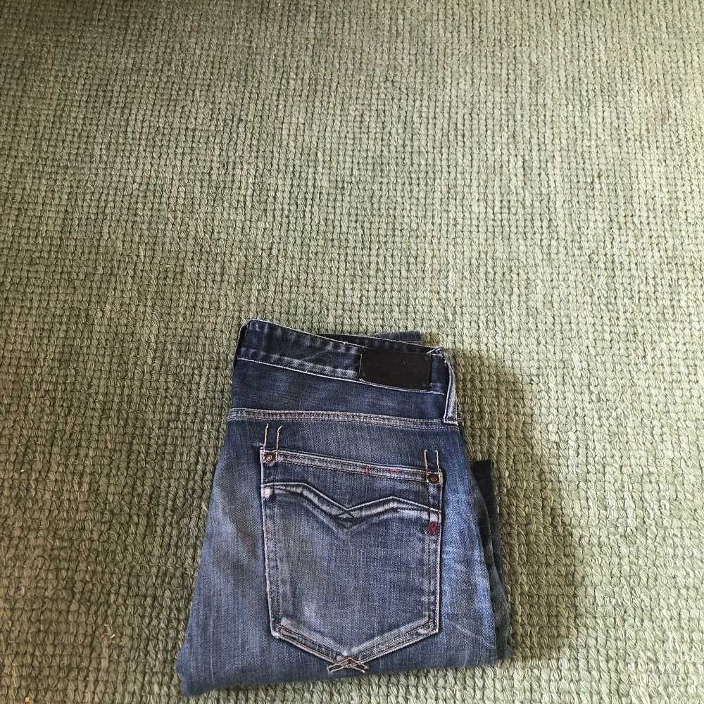 Riktigt snygga Replay jeans med bra kvalite och sparsamt använda, skriv om du har funderingar, priset är ej hugget i sten 💸. Jeans & Byxor.