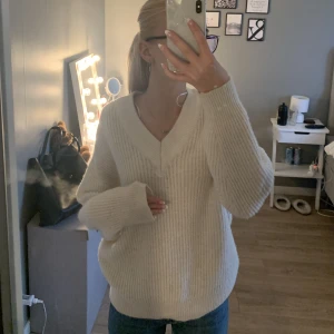 Vit stickad tröja  - En fin vit stickad tröja, nästa helt oanvänd. Köpt på secondhand men den är från Ginatricot, pris kan diskuteras!💕