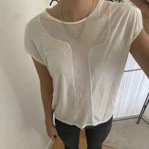 &Otherstories topp - Superfin vit topp från &Otherstories som tyvärr inte kommer till användning! Superlent och skönt material och är i bra skick utan defekter!🌸 Frakt på 60kr tillkommer☺️