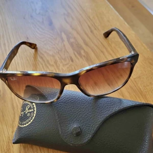 Ray-Ban Boyfriend - Tja, säljer dessa eftertraktade Ray- Ban’s i modellen Boyfriend! Använda sedan i början av Juni så fint skick! Hör av dig vid frågor!🙏🏼(inte min bild men ser likadana ut)