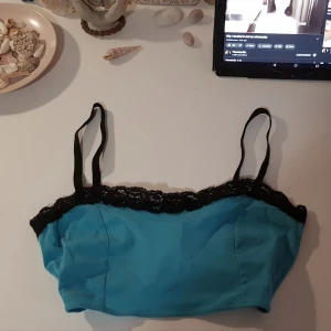Y2k BH/croptop - Suupersöt croptop som jsg använt en gång för att layer under en annan tröja💗💗 Så fin och ger en verkligen y2k looken⭐