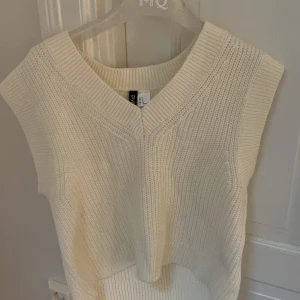 Stickad väst/ tröja  - Är i bra skick och bara använd en gång. Storlek S 