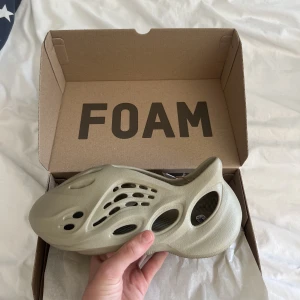 Yeezy Foam RNR - Yeezy foam runner. Färg: Stone Salt. Strl 43. Kvitto finns!