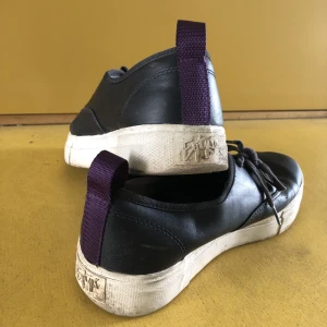 Eytys skor - Säljer ett par Eytys sneakers i Marinblått skinn. Använda men i bra skick. Kan rengöras innan försäljning.