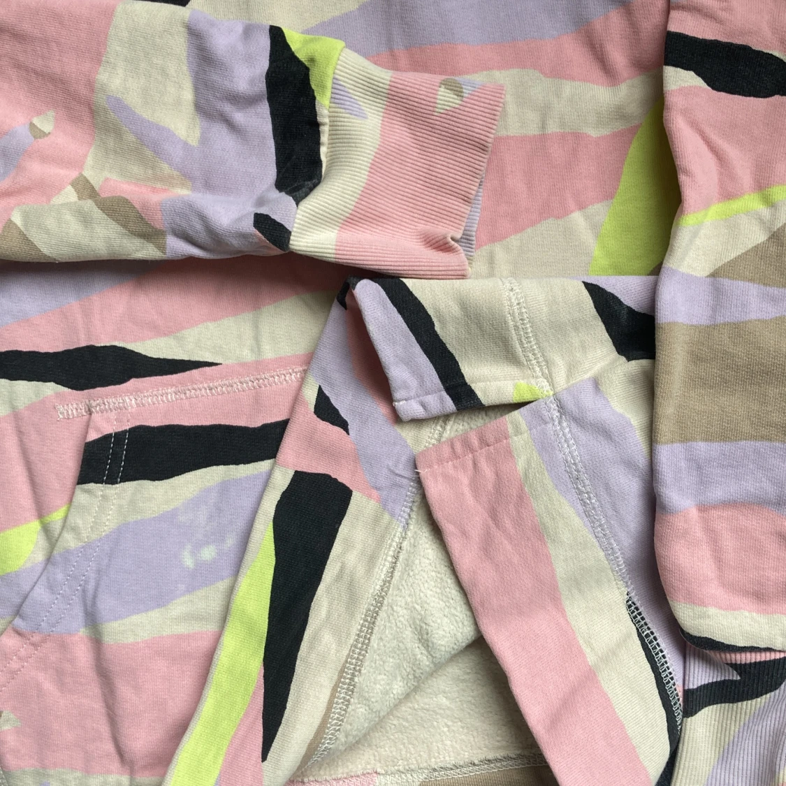 Färgglad hoddie från Lindex  - 91