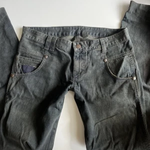 Wranglerjeans - Köpta i Köpenhamn, använda 2 gånger så i nyskick! Väldigt långa och passar bra på mig som är 176, skriv för mer frågor ✨✨