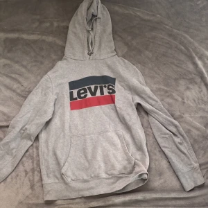 Levi’s Tröja - Använd 5 gånger bara, ni står för frakten😊