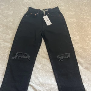 Jeans  - Helt oanvända jeans jätte fina oså men inte riktigt min smak på byxor 🫶🏼 skriv bara om du vill köpa eller några fungerar 💓💗