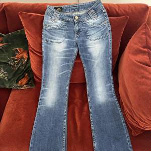 Supersöta low waist bootcut jeans från Lee i 2000-tals stil💘 Storlek 28/31 (Midjemått : ca 35cm Innerbenslängt : ca 72cm)