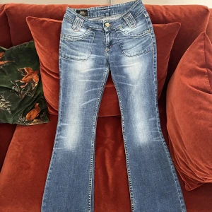 Lee bootcut low rise jeans - Supersöta low waist bootcut jeans från Lee i 2000-tals stil💘 Storlek 28/31 (Midjemått : ca 35cm Innerbenslängt : ca 72cm)