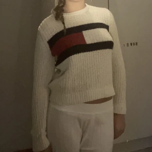 Stickad Tommy hilfiger tröja  - Jättefin stickad tröja från Tommy Hilfiger. Den påminner om den trendiga tröjan från Ralph Lauren.  Det står dessvärre ingen storlek i tröjan men den sitter bra på mig som vanligtvis har S.  Pris går att diskutera!! 