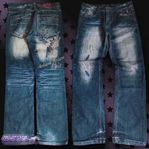 Vintage Baggy HipHop Jeans Med tryck - BAGGY JEANS Med unika tryck på både sidorna. Sitter löst och faller fint.  Midja rakt över: 44cm  Ytterben: 112 cm Innerben: 83 cm