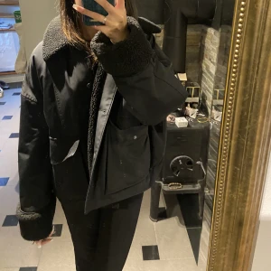 Jacka & other stories  - Jacka från & Other Stories! Jättemysig och varm speciellt under vintern. Strl L, så passar oversize på mig med XS! Superfint skick. (De vita små fläckarna är på spegeln) 