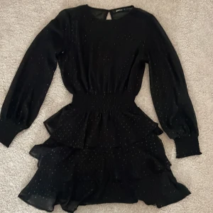Glittrig klänning - Jättefin glittrig klänning från Gina Tricot i storlek 34. Sparsamt använd