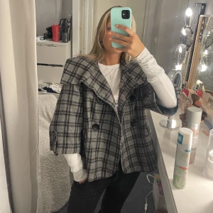 Trekvarts kappa - Världens finaste kappa med trekvarts ärmar. Storlek L men sitter som M på mig som brukar ha storlek xs/S. 