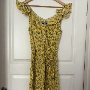 Klänning BikBok - Stretchig sommar-klänning som går omlott i strl S, från BikBok. Ej använd, endast provad så prislapp finns kvar. Hör gärna av er för fler bilder 😊 Nypris 399:-, bild finns på prislapp.  Pris kan diskuteras. Köparen står för frakt. 