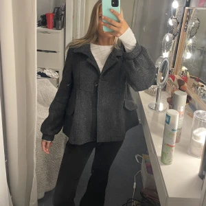 Jättefin mörkgrå kappa - Sååå snygg kappa till hösten och den är väldigt varm och bekväm. 