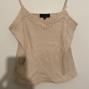 Linne med paljetter  - Fint linne med paljetter och stenar i olika färger, storlek M.🥰