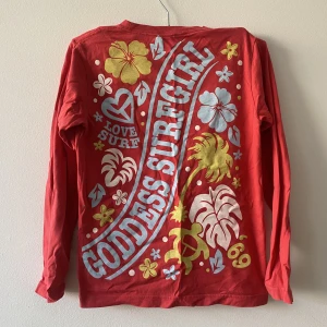 Sommar Surfer Röd Topp/Jumper/Sweatshirt - Vintage, unik, comfy • sommar ~surfer girl aesthetic~✨ bra stick ✨ Ställ gärna frågor eller för fler bilder! 