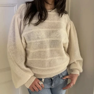 Gul stickad tröja - Säljer vidare denna superfina stickade tröjan med lite glitter i.  Köpt här på plick av ”Zold qut” och säljer pga att den inte passade tyvärr :(. Jättejättefin och hade så behållt om den passade.😢💛