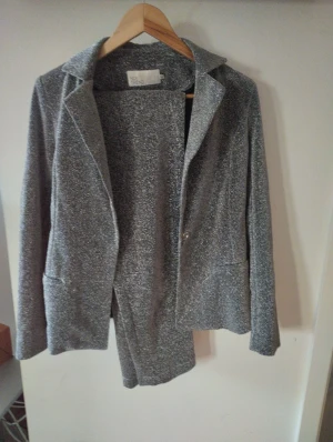 Kostym sett  - En glitter kavaj samt ett par kostymbyxor till. Använt 1 gång. I jackan är det st 34 och i byxorna är det st 36 är i gott skick. 