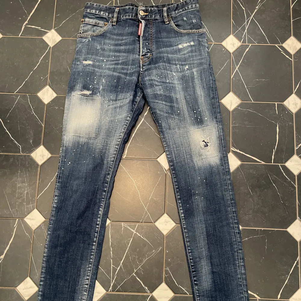 Ett riktigt snyggt par Dsquared2 jeans som är i väldigt bra skick. Kan gå ner i pris vid smidig affär🤩. Jeans & Byxor.
