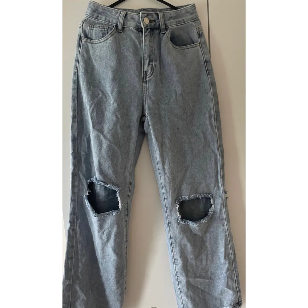 Oversize jeans från shein i storlek XS petite 💙Endast provade, köptes för 200kr 🔹. Jeans & Byxor.