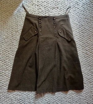 Brun kjol - Extremt gullig kjol som tyvärr inte kommer till användning!! Köparen står för frakt 