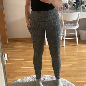 Träningsbyxor - Snygga och sköna träningsbyxor med två fickor från shein.💓 Sömmen där bak har spruckit men inget som syns och kan därför vara lite större i midjan. Säljer pga att de inte kommit till användning. 