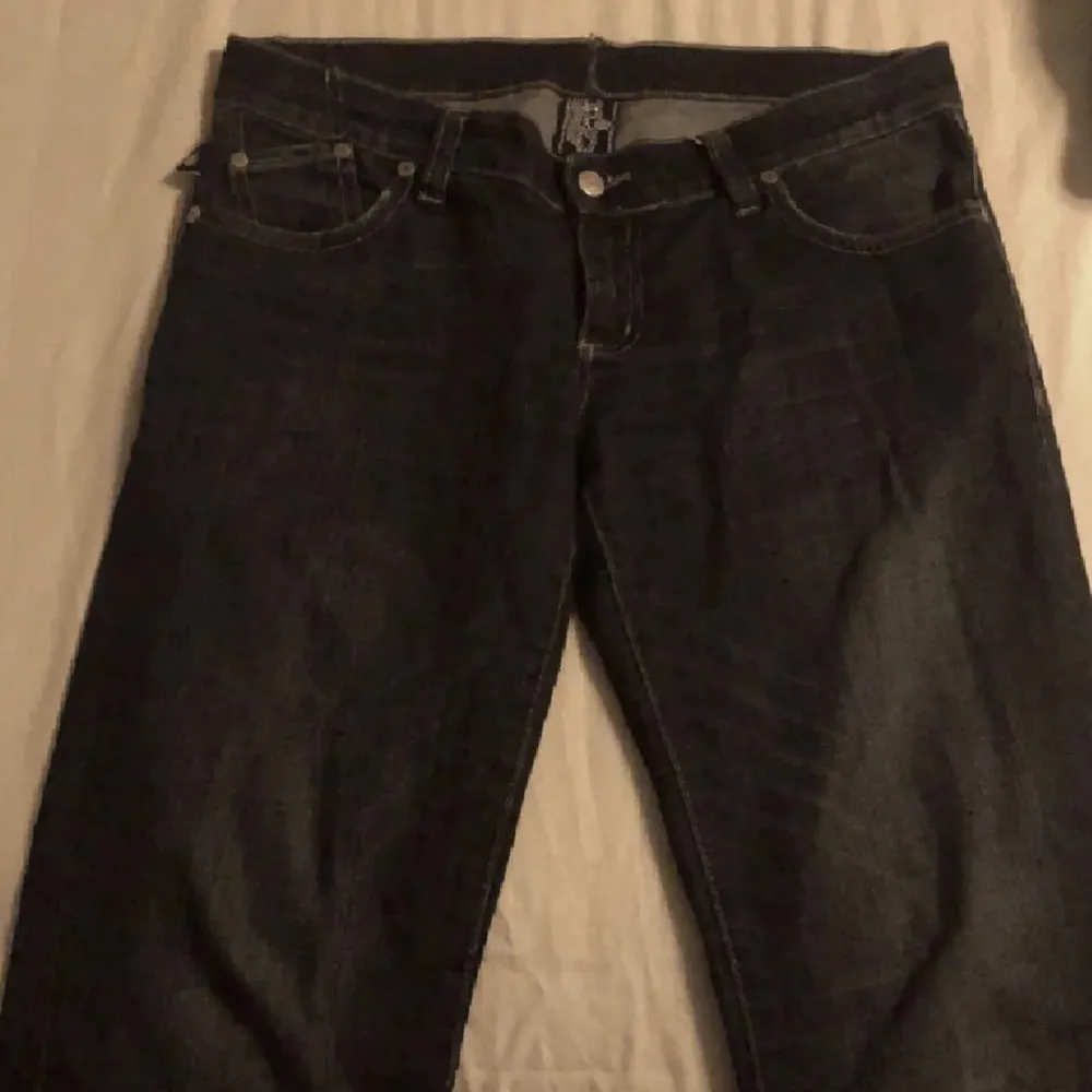 Ritkigt snygga lågmidjade Victoria  Beckham jeans som ja köpte här på Plick för ungefär ett halvår sen. Använt sparsamt så i bra skick, modellen är en blandning mellan straightleg och bootcut💕Innerbenslängden är 75 cm och midjan rakt över är 41 cm. Jeans & Byxor.