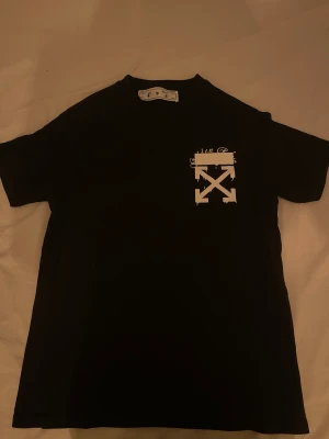 Off White T-shirt storlek S   - Har ba använt den 1 gång och den är exakt samma som den dagen jag har köpt den är helt ny! Om ni är intresserade och vill köpa kontakta mig innan ni köper 