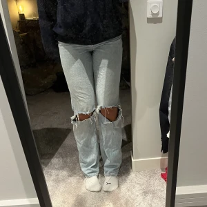 Jeans med hål - Jeans från ginatricot som är långa i benen. Jag är 175 och har storlek 34 och dem är långa på mig.💕