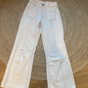 Jeans - Köptes utomlands i Singapore, står storlek 36 men de är mer som 32, kanske 34 Skulle passa någon runt 160cm, är absolut för korta på mig som är 179cm