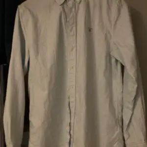 Gant skjorta i storlek 15år/170 Använd fåtal gånger Använd gärna ”Köp nu”❤️
