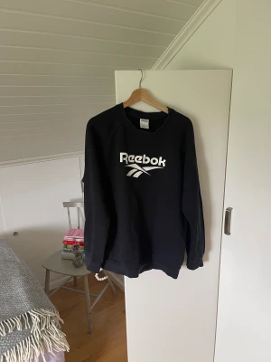 Reebok tröja sweatshirt  - Så snygg och cool tröja från reebok i fint skick!! 